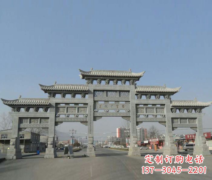 福建传承精美工艺的大型五门石雕牌坊