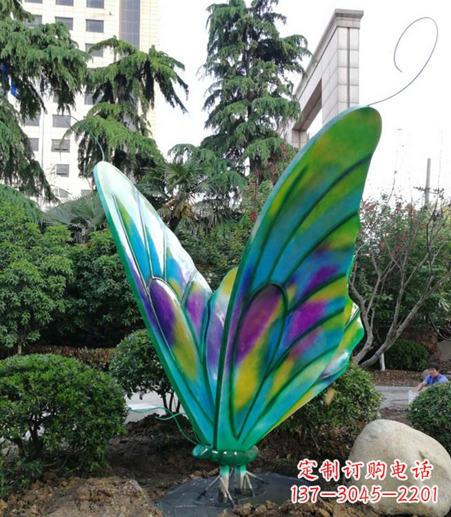 福建华丽璀璨的蝴蝶彩绘雕塑
