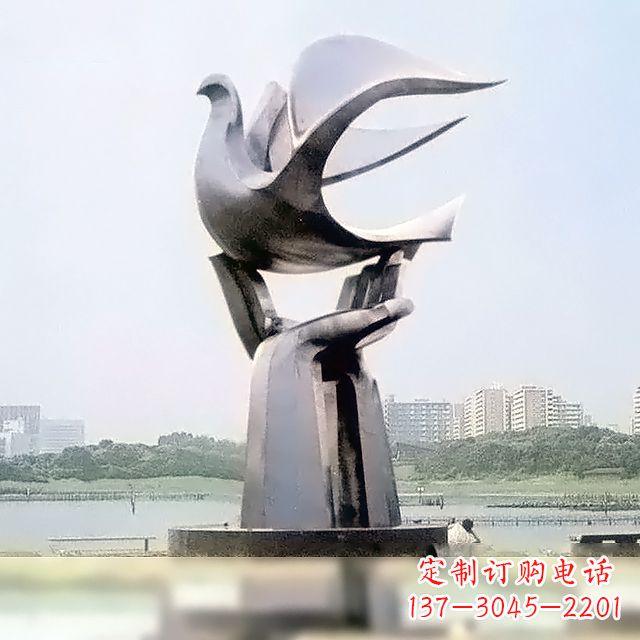 福建雕像上面站一只鸽子