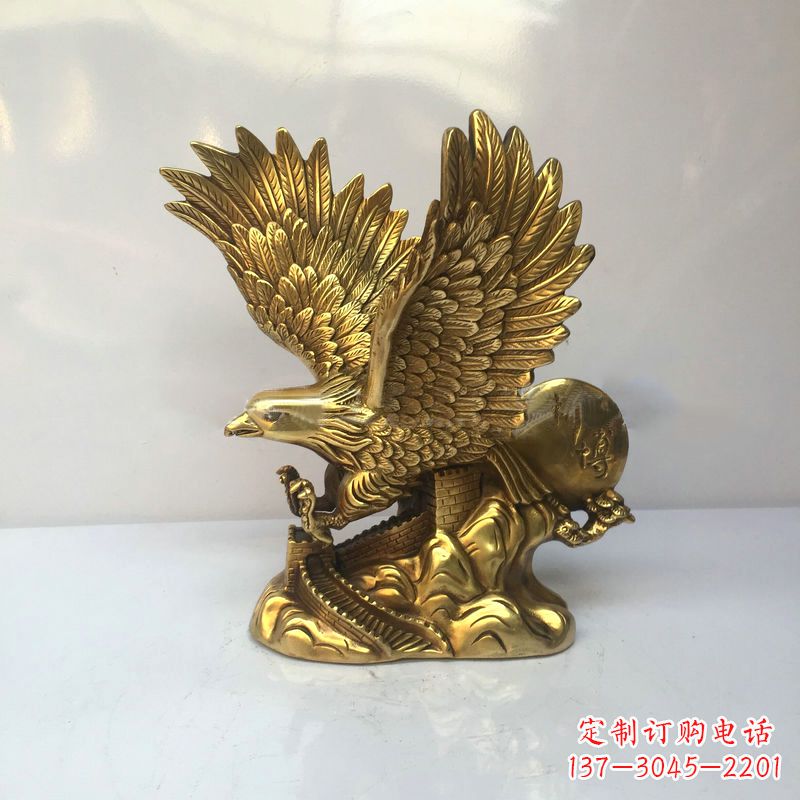 福建高雅迷人的镀金铜老鹰雕塑