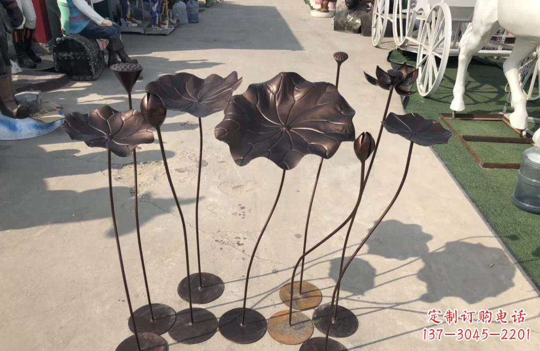 福建锻铜园林异彩纷呈的荷花雕塑