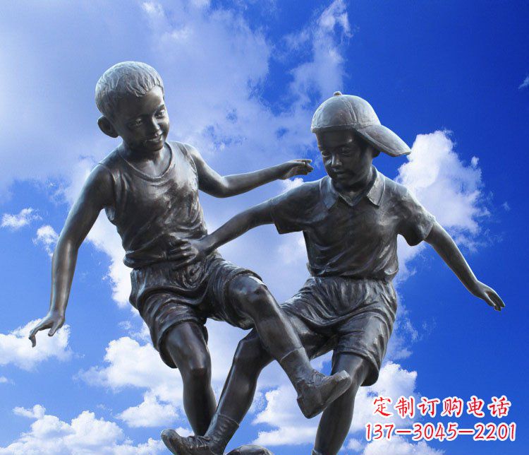 福建校园玻璃钢仿铜儿童踢球景观雕塑