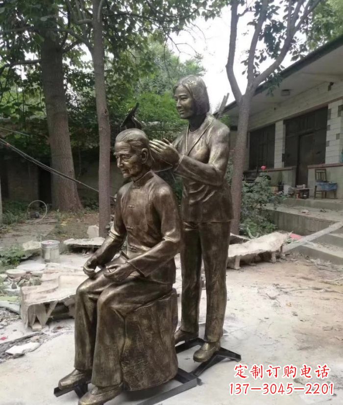 福建纪念母亲的传统铜雕梳头人物