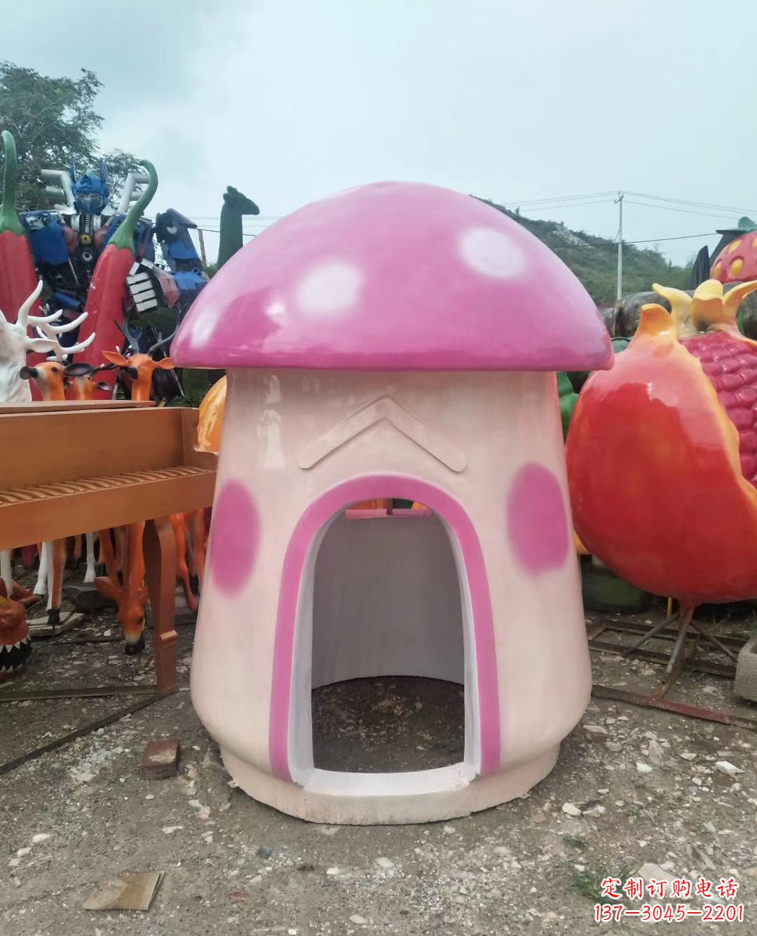 福建精致彩绘蘑菇屋雕塑