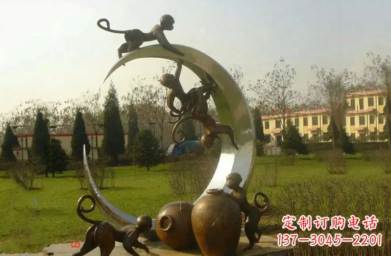 福建不锈钢猴子拉月亮雕塑