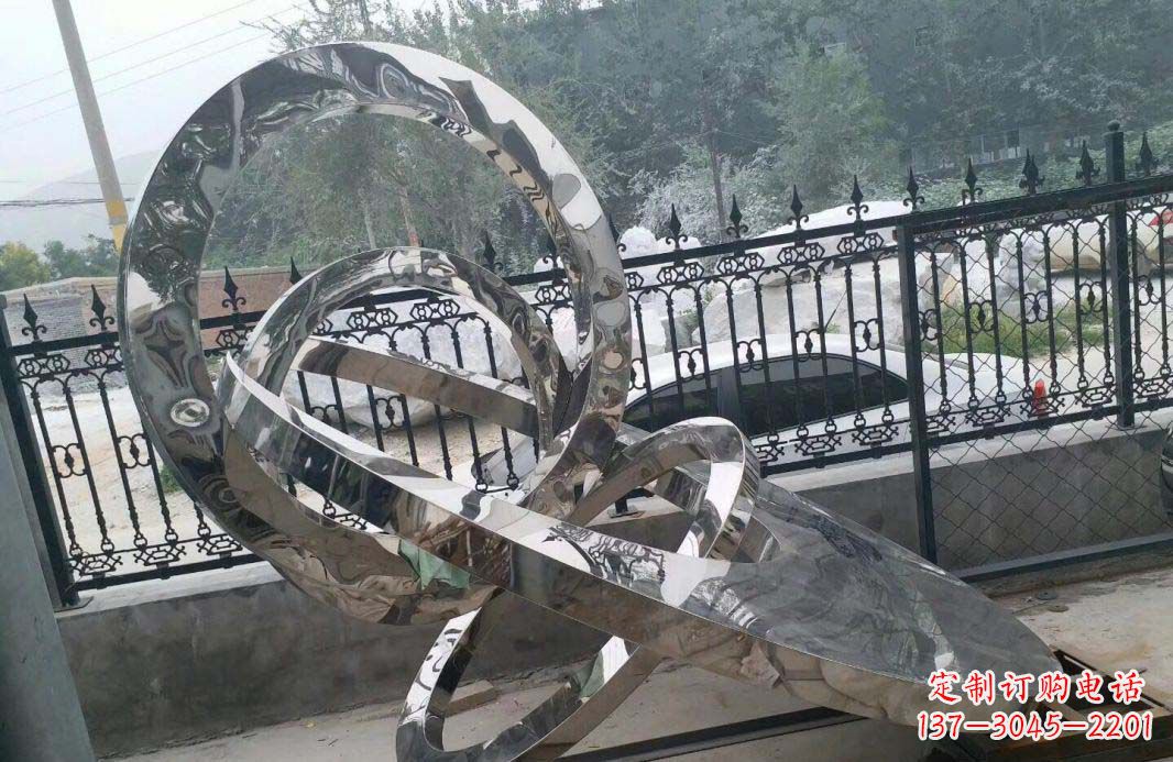 福建宁静湖畔,圆环景观雕塑助公园璀璨