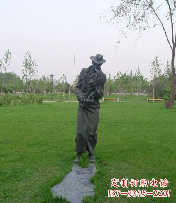 福建公园吹萨克斯人物铜雕