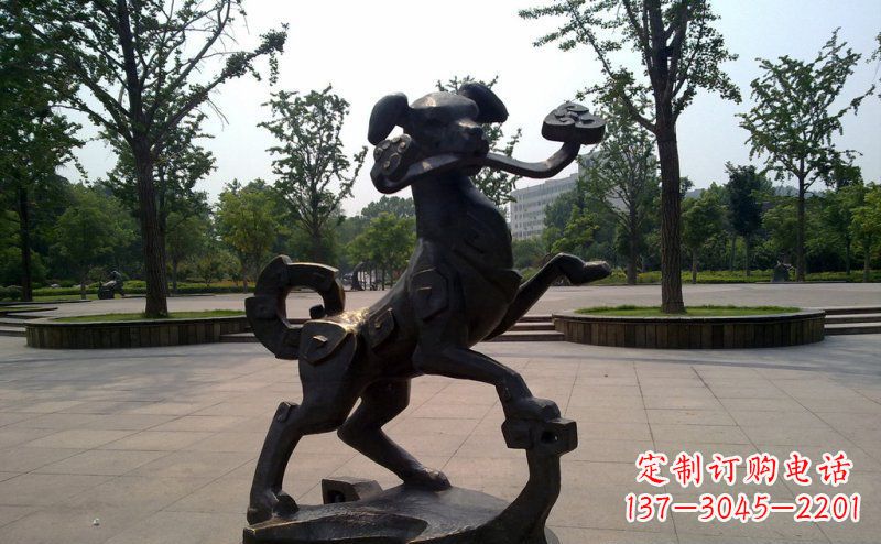 福建公园叼着如意的狗动物铜雕