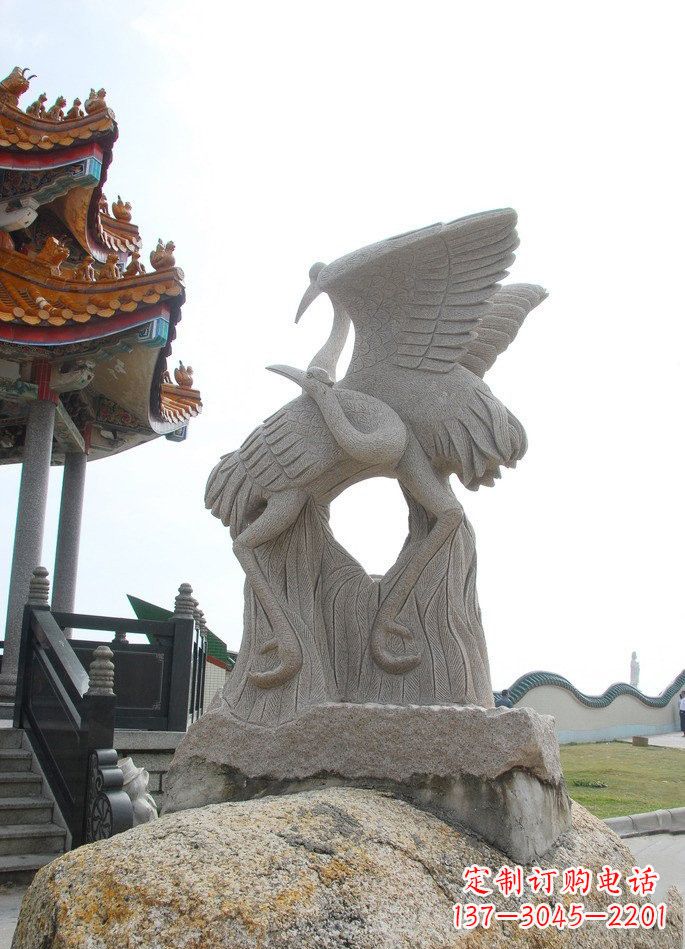 福建高雅优美的公园动物大理石仙鹤雕塑
