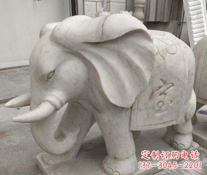 福建中领雕塑象征招财的精致大象石雕