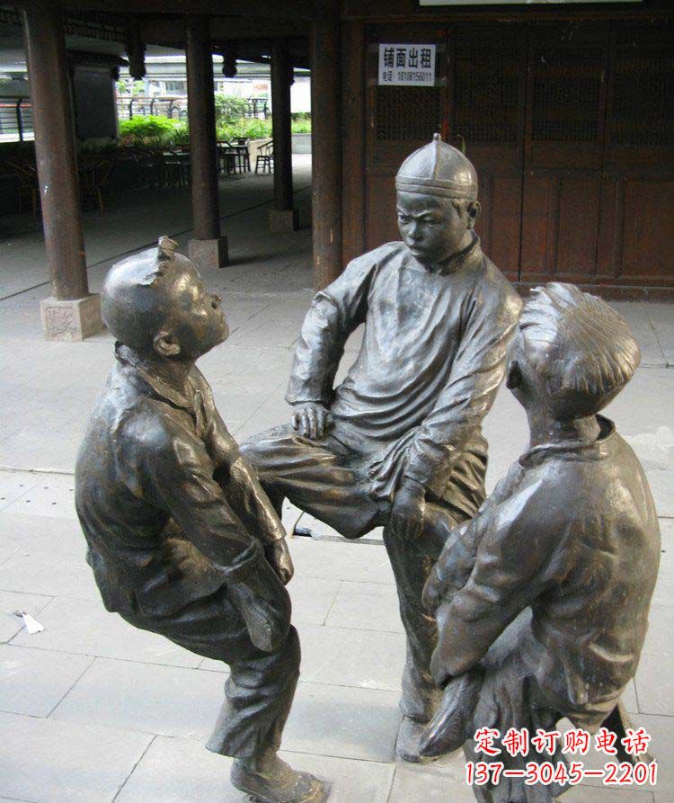 福建铜雕男孩斗鸡小品雕塑