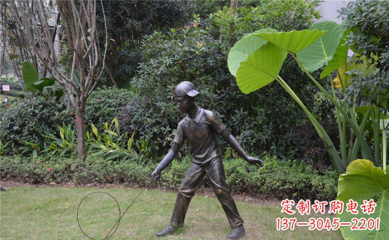 福建铜雕“小男孩滚铁环”