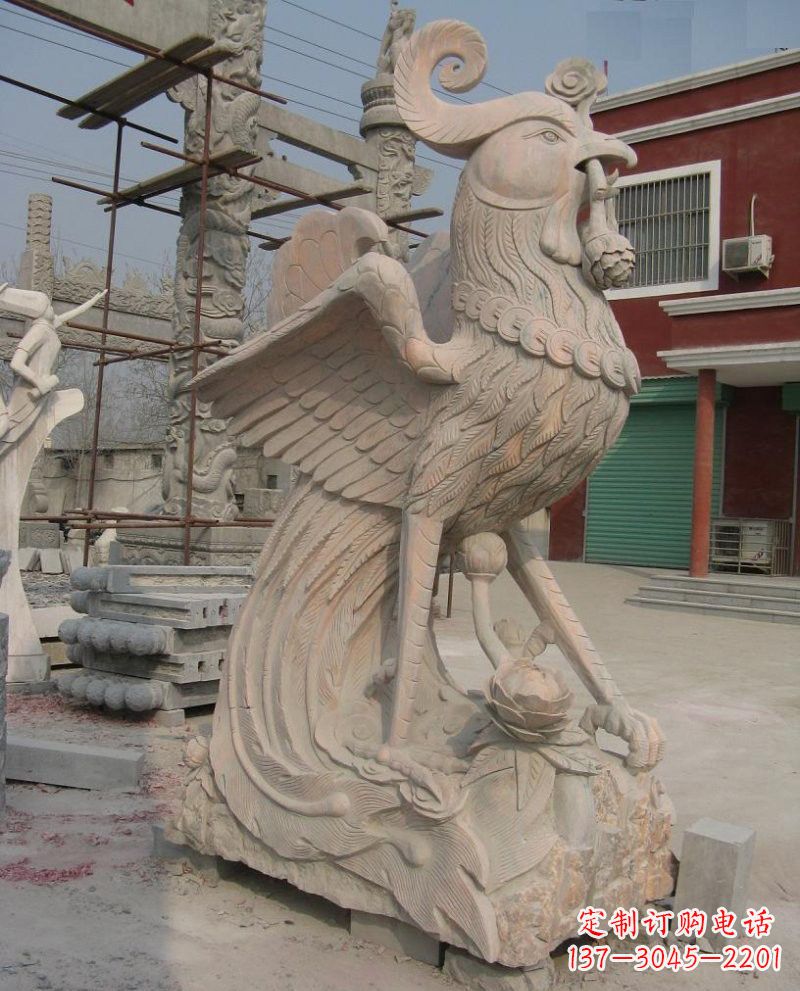 福建公园景区晚霞红凤凰雕塑
