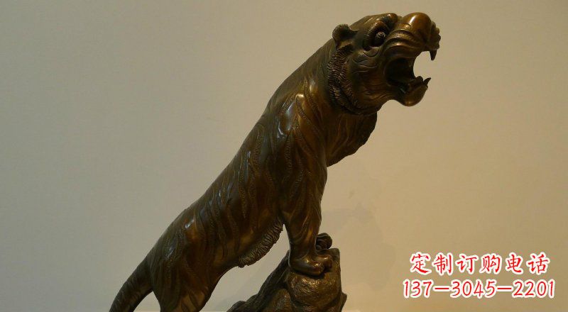 福建公园老虎上山动物铜雕