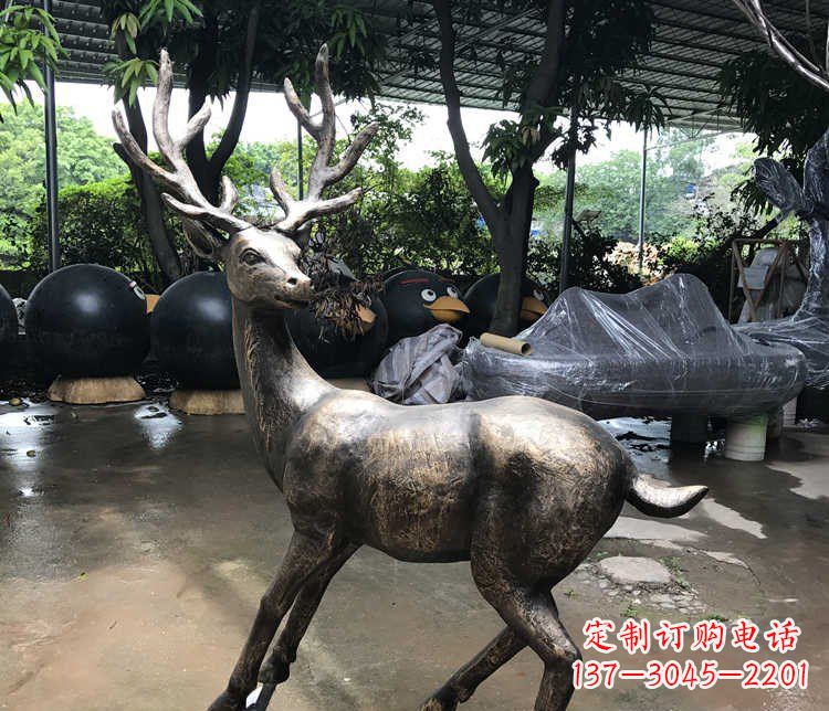 福建静谧的梅花鹿铜雕