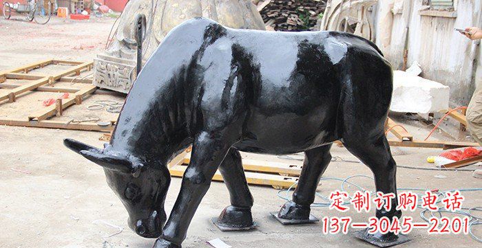 福建公园牛吃草铜牛动物铜雕