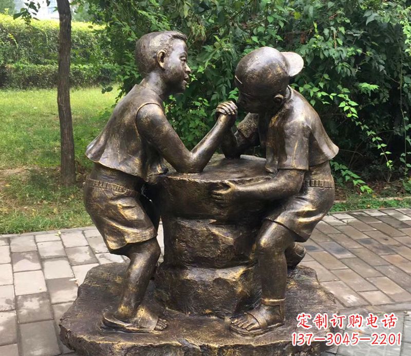 福建公园人物掰腕子的儿童铜雕