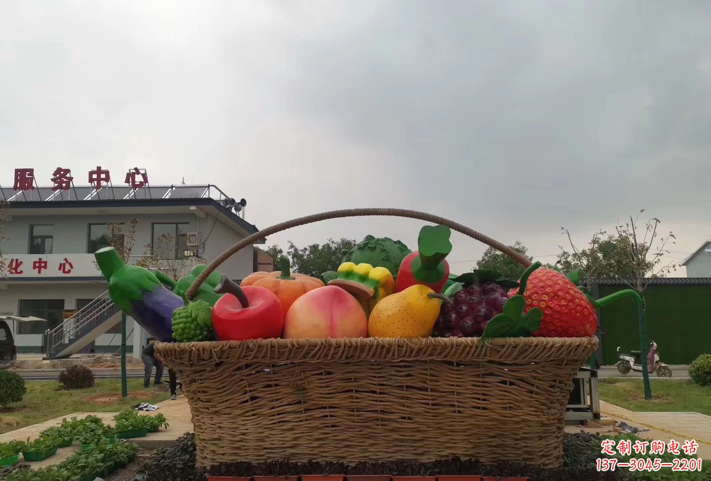 福建玻璃钢仿真水果篮雕塑