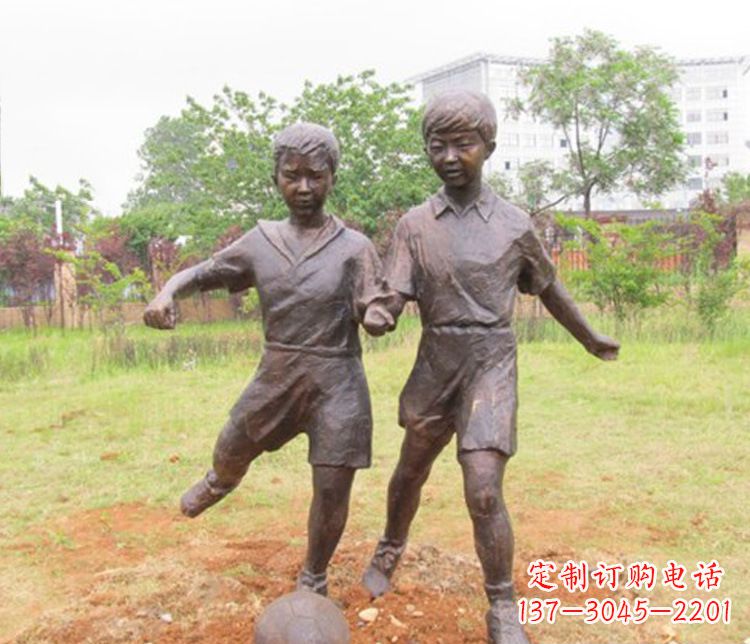 福建童心盎然的足球铜雕