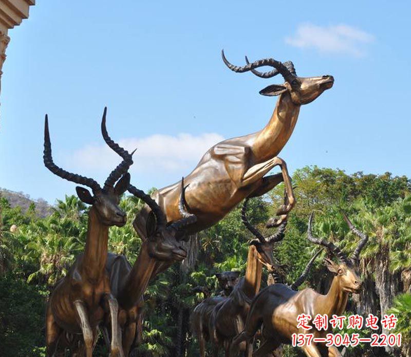 福建公园铜雕奔跑的羚羊