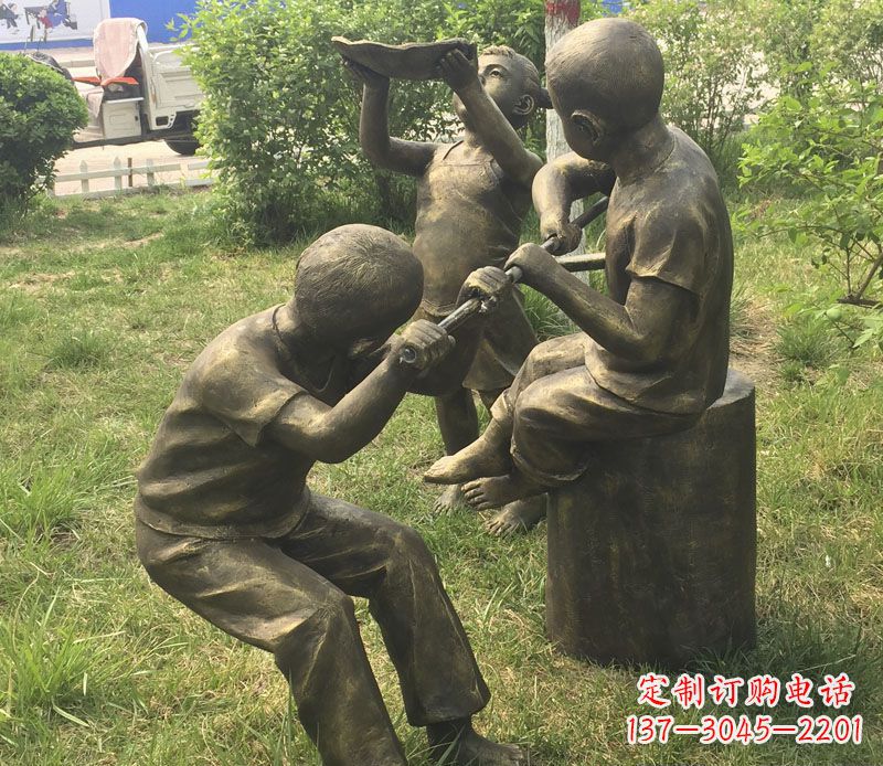 福建公园玩水的儿童铜雕