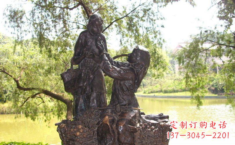 福建公园喂母亲吃荔枝的女孩小品铜雕