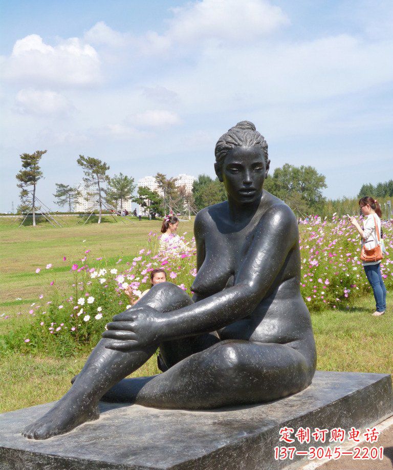 福建中领雕塑给公园增添开心的女人铜雕