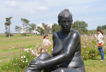 福建中领雕塑给公园增添开心的女人铜雕