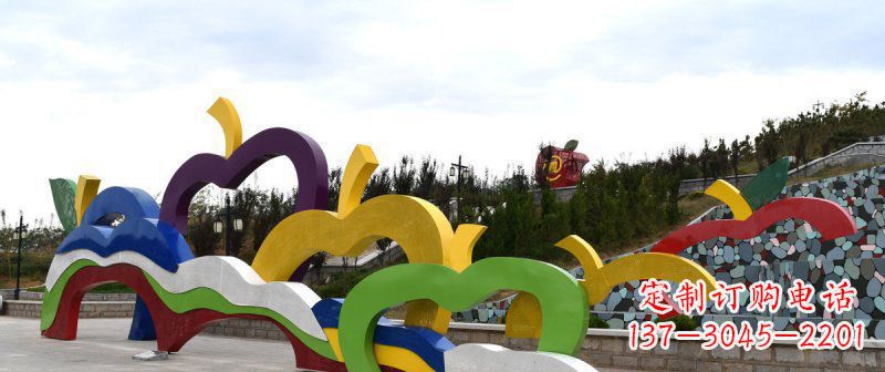 福建广场艺术:不锈钢抽象彩色苹果雕塑