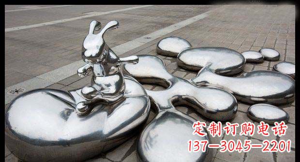 福建广场不锈钢抽象水珠上的兔子雕塑