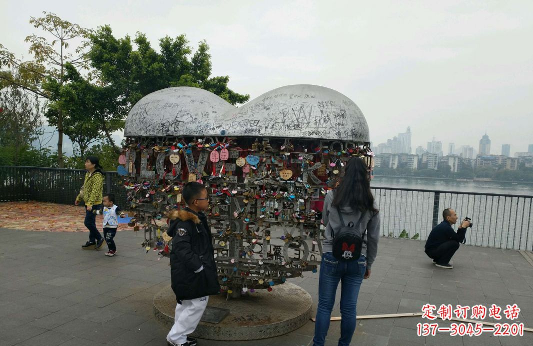 福建不锈钢英文字母镂空景观雕塑