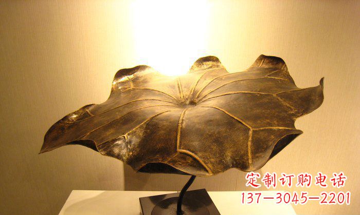 福建深受人们喜爱的铜雕荷叶雕塑,由贵金属精铸…