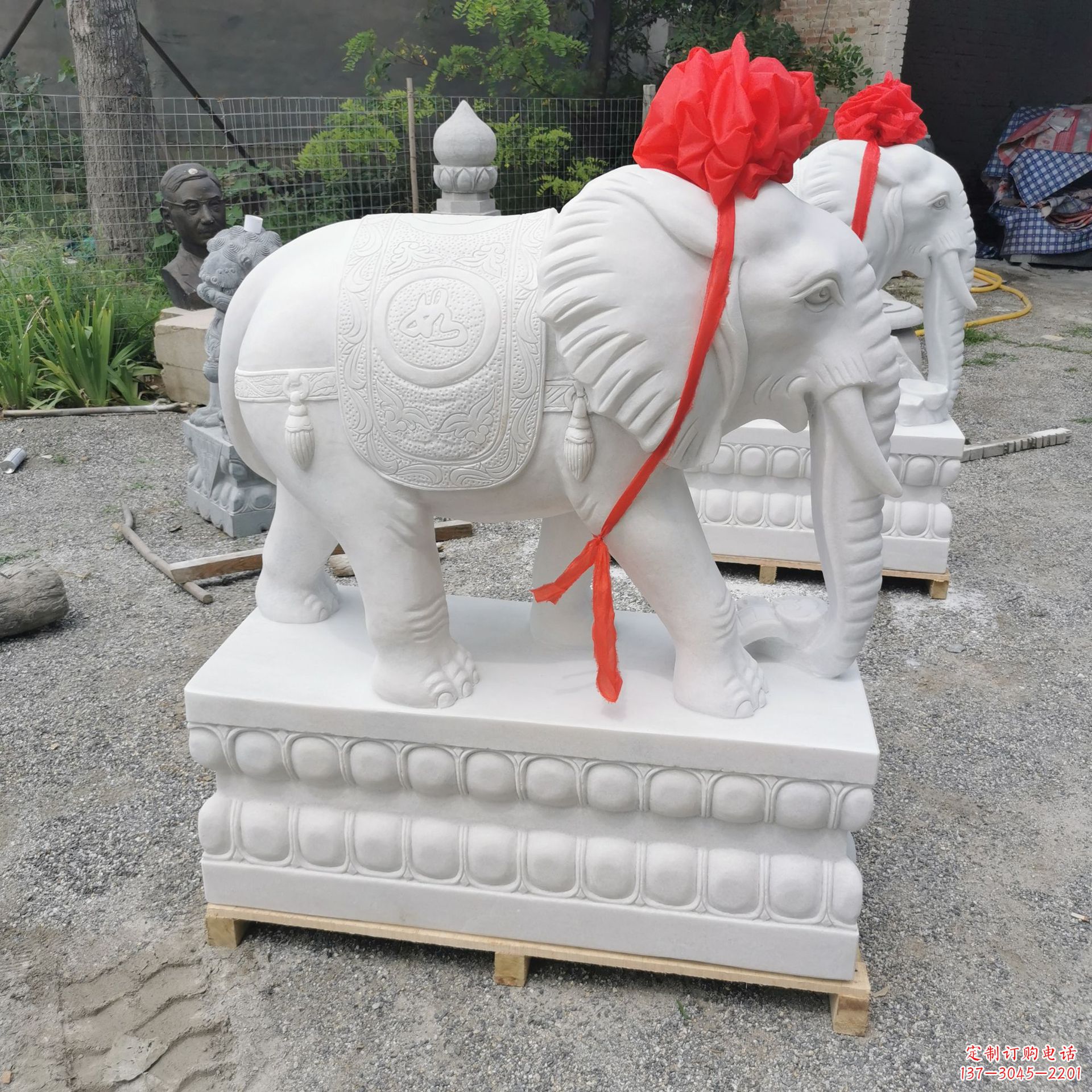 福建中领雕塑拥有丰富的石雕设计,其中跪坐大象…