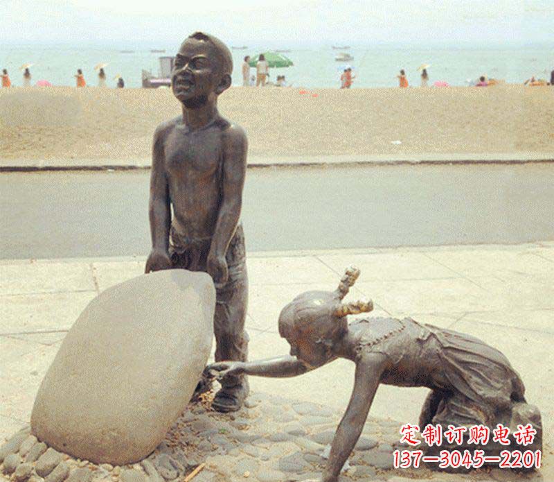 福建海边抬石头的小孩铜雕