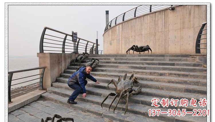 福建海边铜螃蟹雕塑是由中领雕塑定制生产的一款…