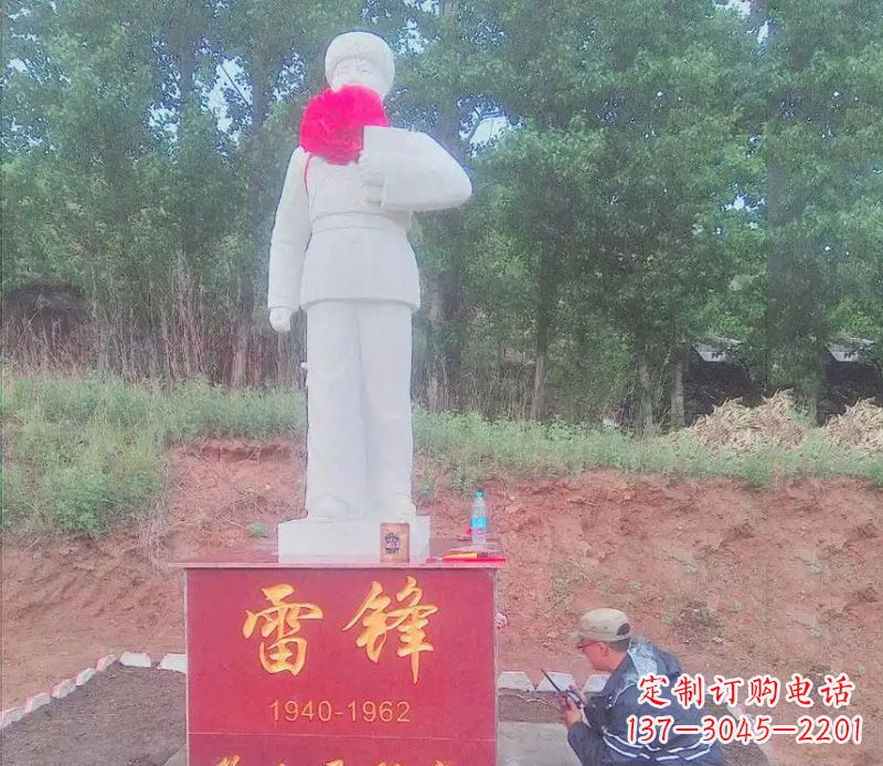 福建珍贵的白玉雷锋雕塑
