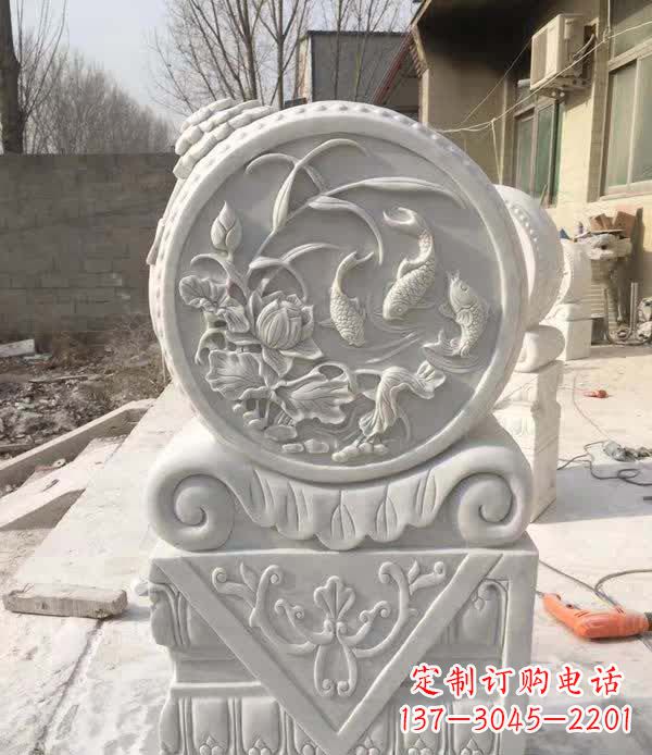 福建以汉白玉石制作的门墩雕塑