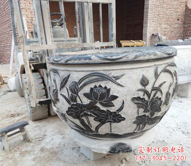 福建中领雕塑青石荷花水缸雕塑以其独特的设计、…