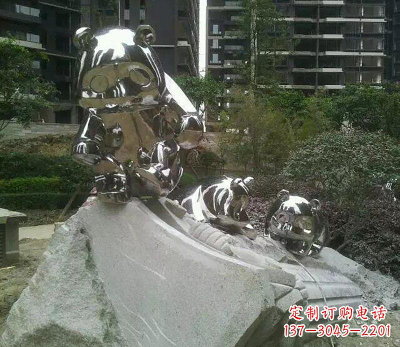 福建家喻户晓的可爱熊猫雕塑