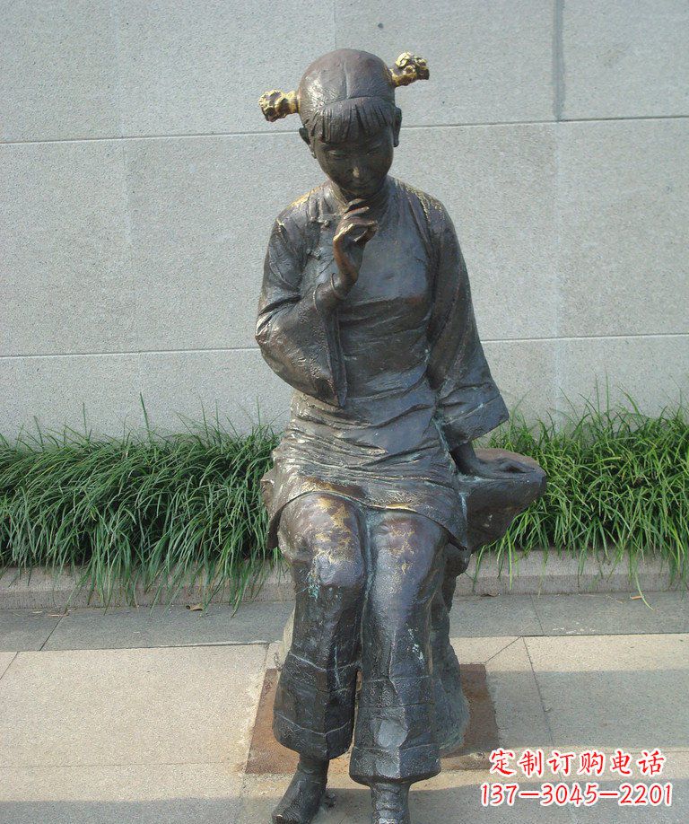 福建描绘心灵世界的街边低头思考的女孩景观铜雕