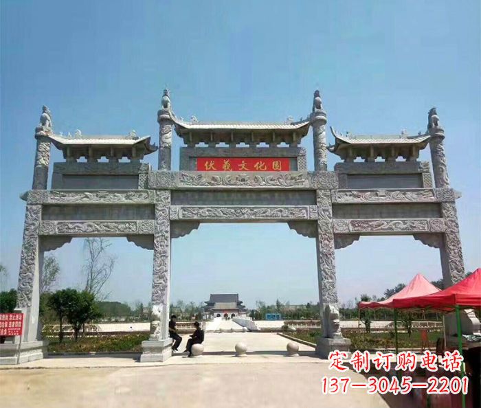 福建中领雕塑设计制作的景区三门石雕牌坊