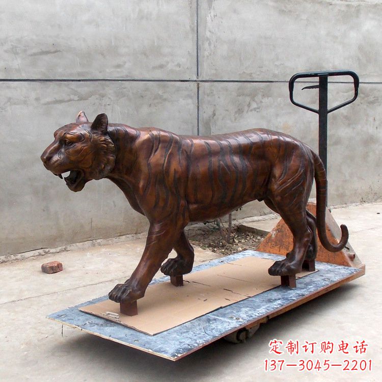 福建活力四射的老虎铜雕塑