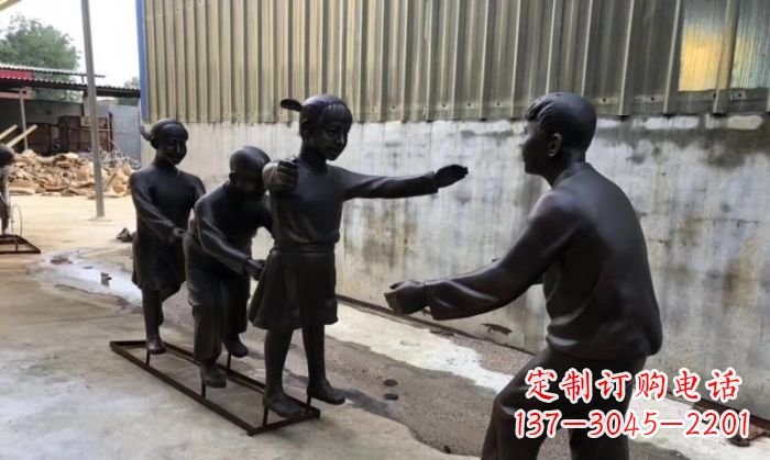 福建老鹰捉小鸡人物铜雕 (2)