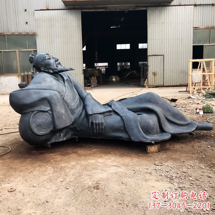 福建李白醉卧铜雕塑,抒写出豪迈之气