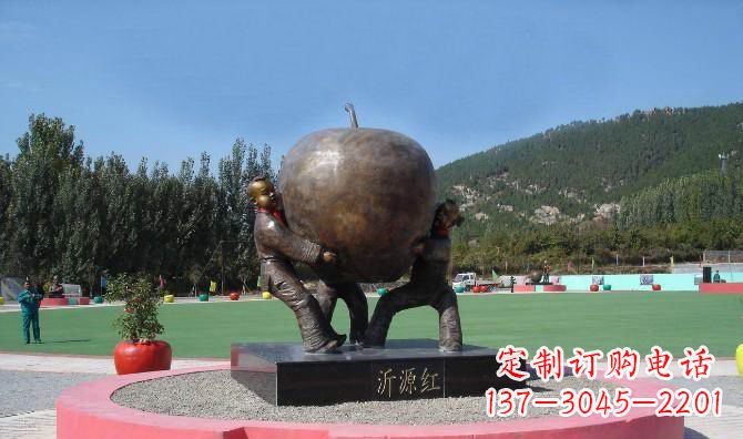 福建苹果融入两岁小孩的生活——公园铜雕