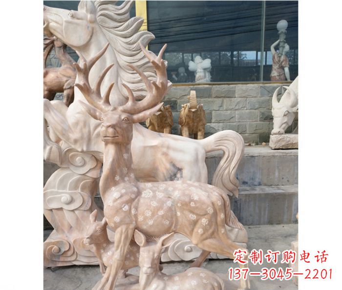 福建展现自然风采的梅花鹿石雕