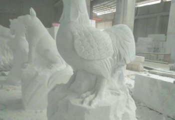 福建华丽而神奇的汉白玉中领生肖鸡雕塑
