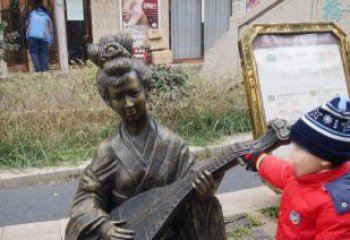 福建街边弹琵琶的古代美女雕塑