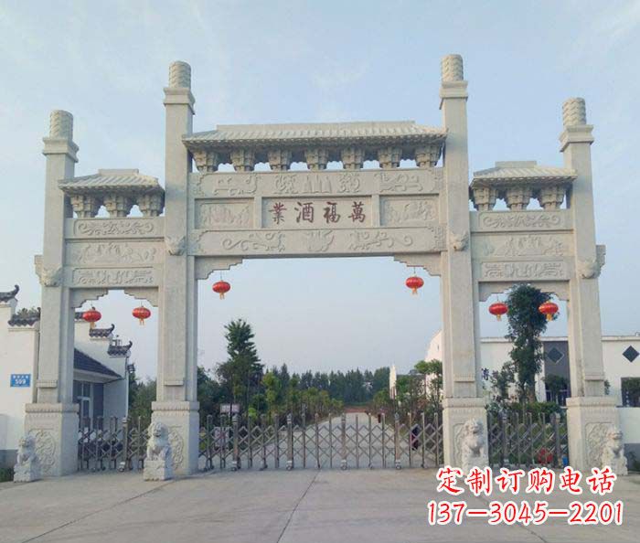 福建独特艺术风格的农村三门牌坊石雕
