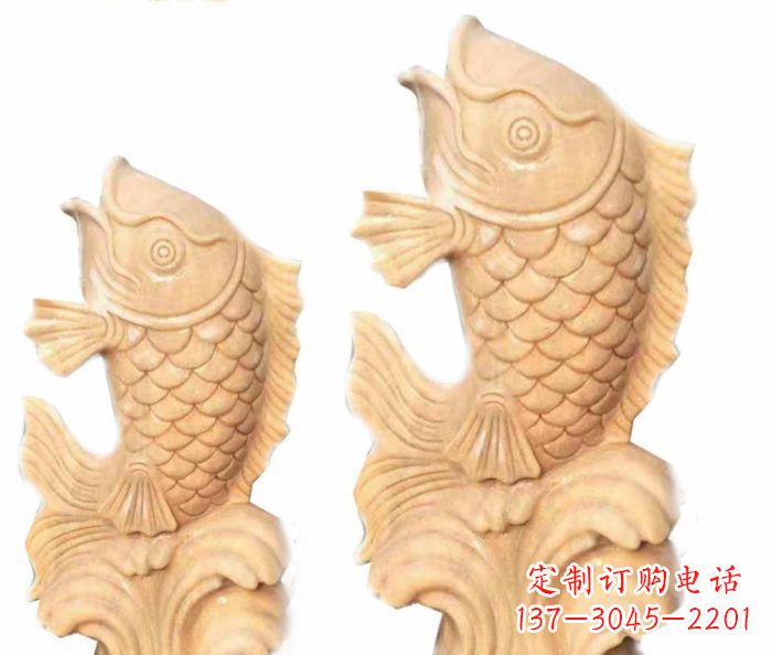 福建晚霞红石喷水鲤鱼雕塑,灵动悠扬